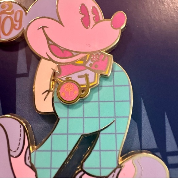 NWT. Mickey Mouse: Small World The Main Attraction Pin, Series 4 of 12. - Picture 4 of 8